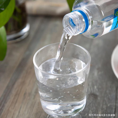 痛风患者,吃碱性食物,喝碱性水就能降尿酸吗